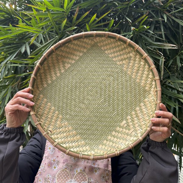 Drying round dustpan made of first-layer bamboo green. White rattan hemmed household fine-hole bamboo sieve. Bamboo woven bamboo product with reinforced bottom.