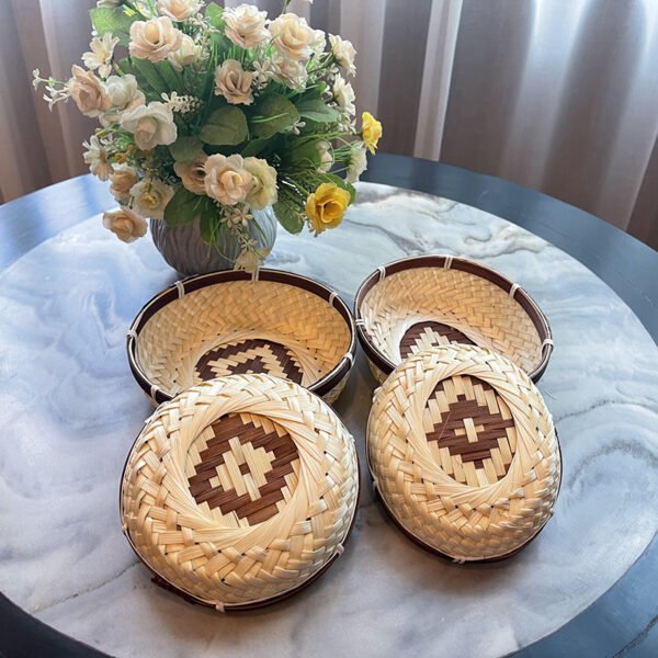 Color-blocked bamboo woven fruit plate and basket. Purely hand-woven bamboo product. Household round dustpan candy and biscuit storage basket.