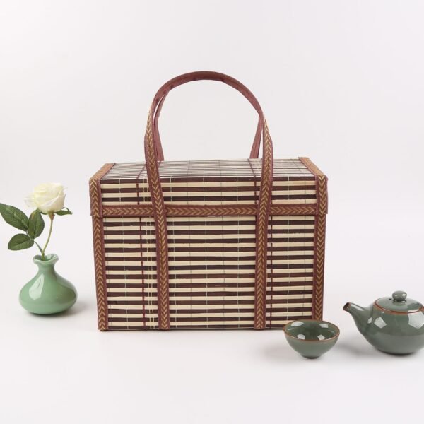 Specialty rattan basket for cured meat and sausages. Foldable bamboo basket for native eggs and zongzi. New Year's goods packaging.